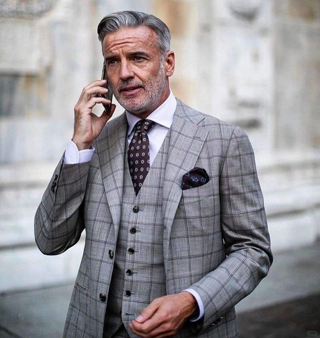 西装绝对是职场男性的必备战袍,一套有质感的西装是你重要场合的最佳