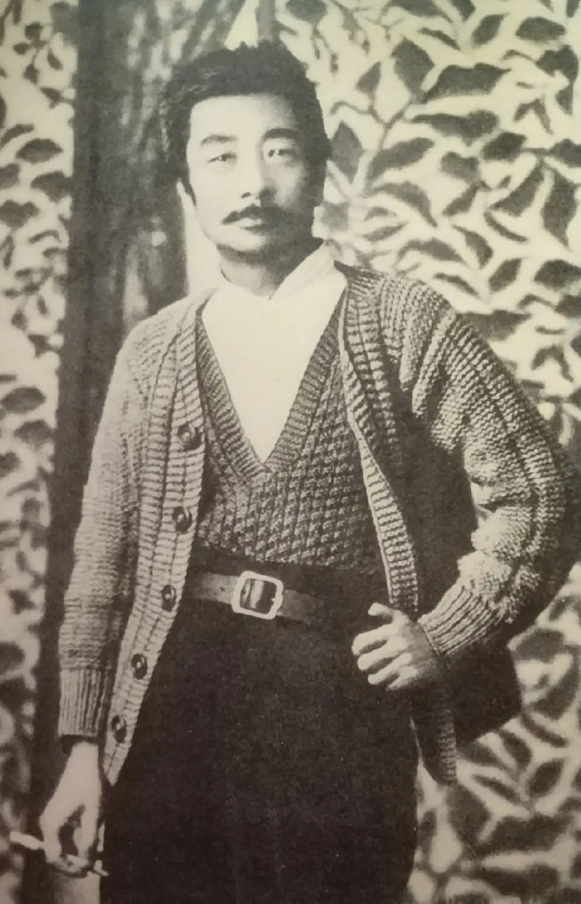 1933年5月1日,鲁迅先生到照相馆拍下了这张照片. "我的身上穿了两件衣