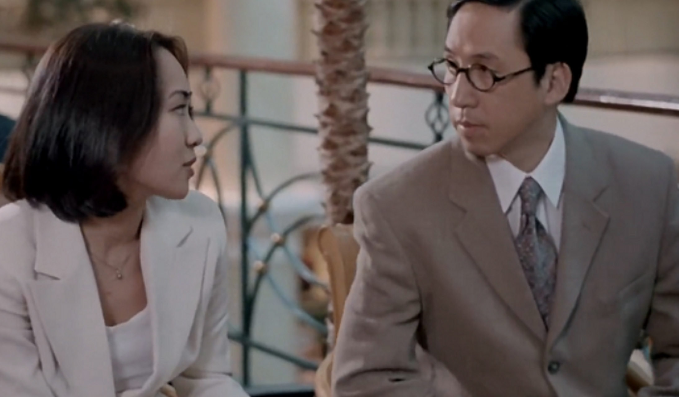 1995年诞生的香港惊悚悬疑片《惊变》,由于有《火玫瑰》走红的性感