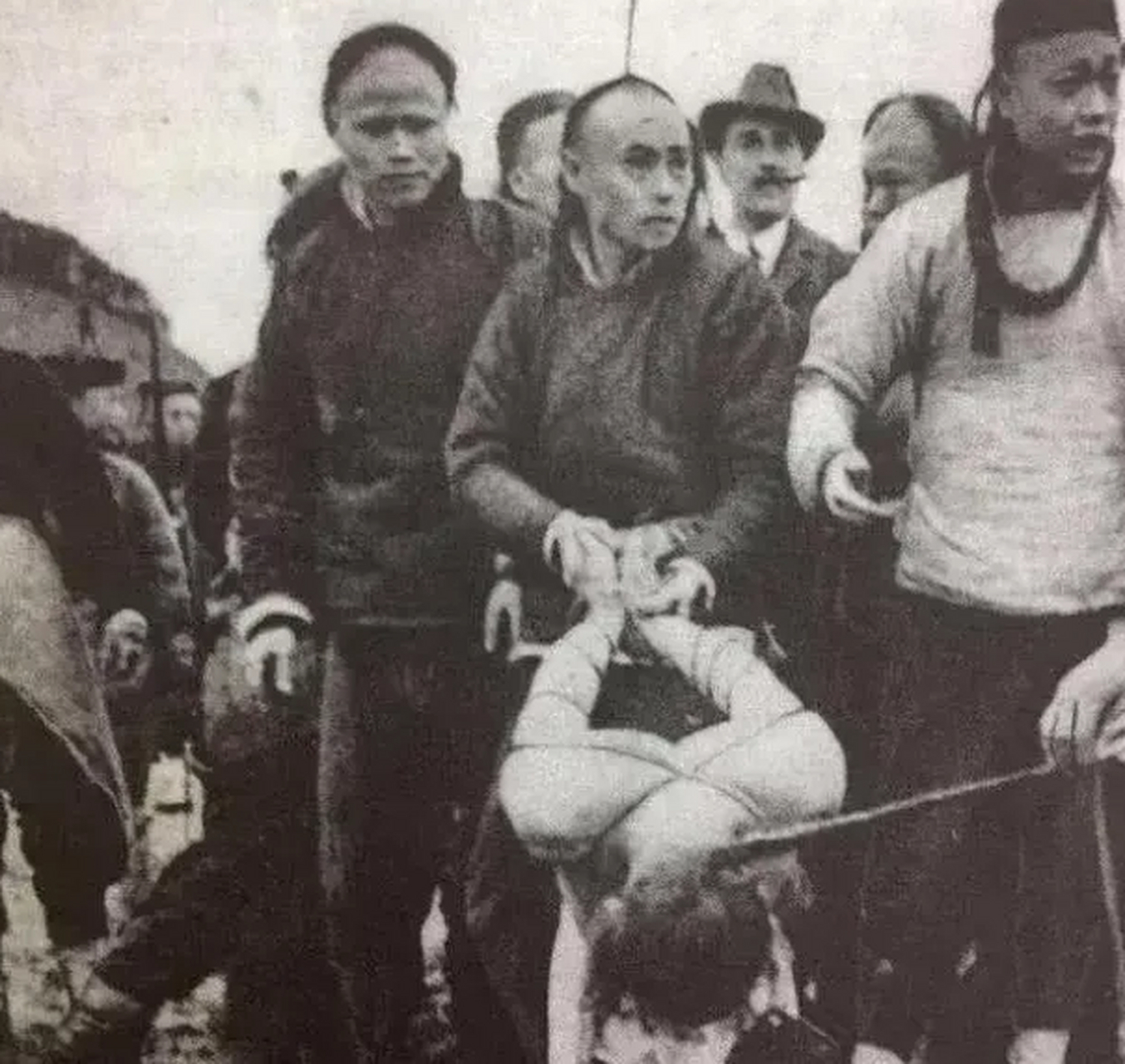 清朝末年的某天,被五花大绑的死刑囚犯即将被斩首示众的老照片.