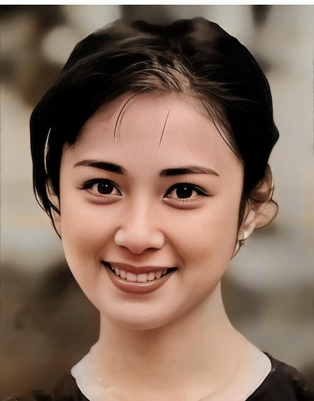 早在14岁时,傅艺伟就进入了娱乐圈,1981年,她获得了第一个中国电影家