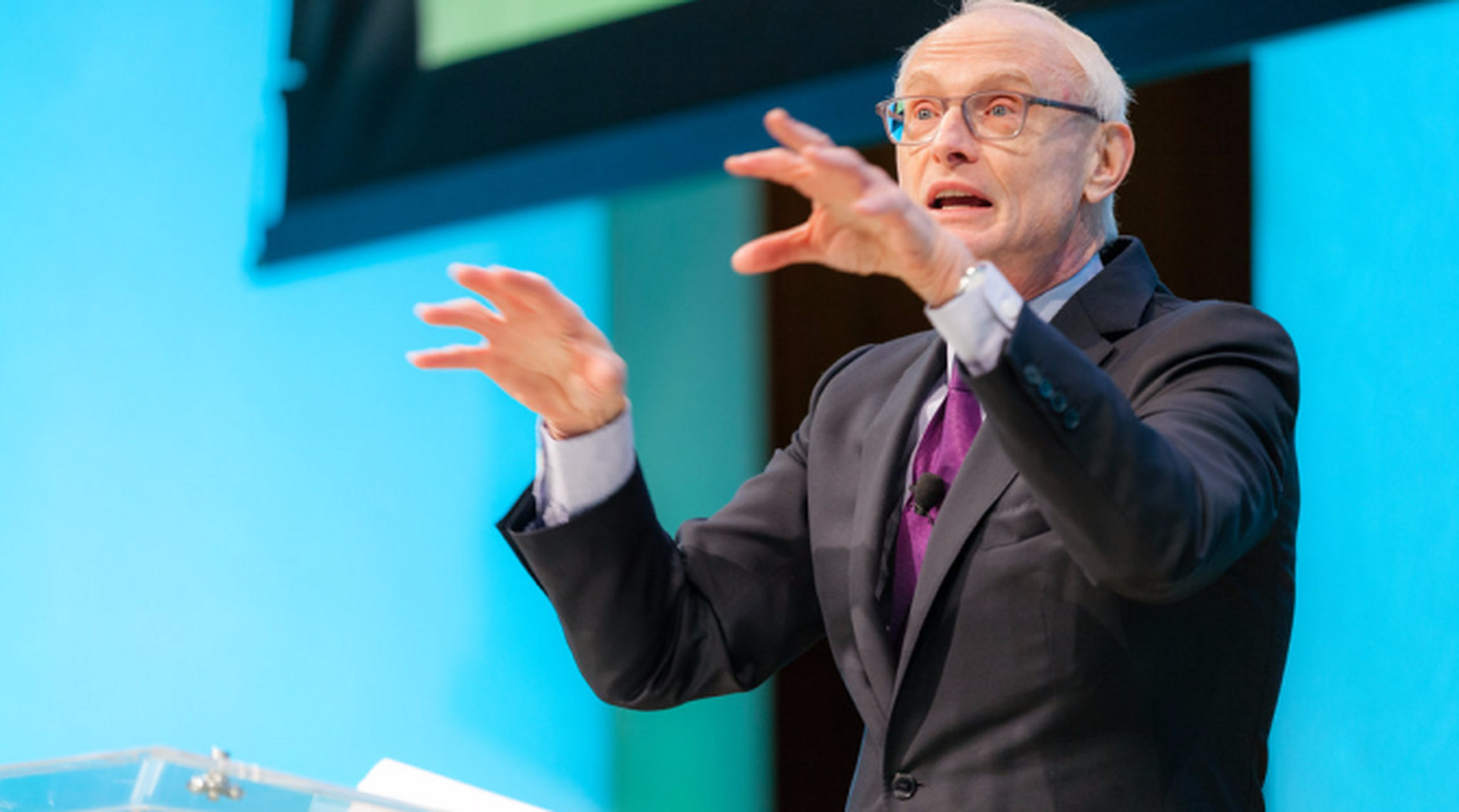 谈到竞争,大家会很容易谈到迈克尔·波特的三大竞争战略:  低成本战略