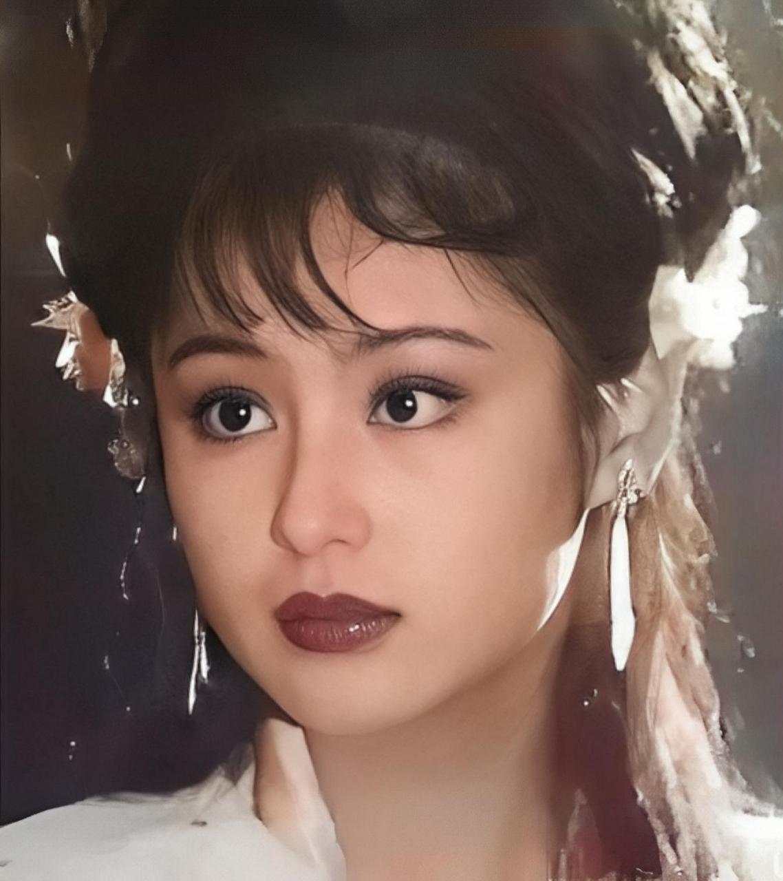 1986年,陈红在拍摄古装剧《聊斋》时只有18岁.