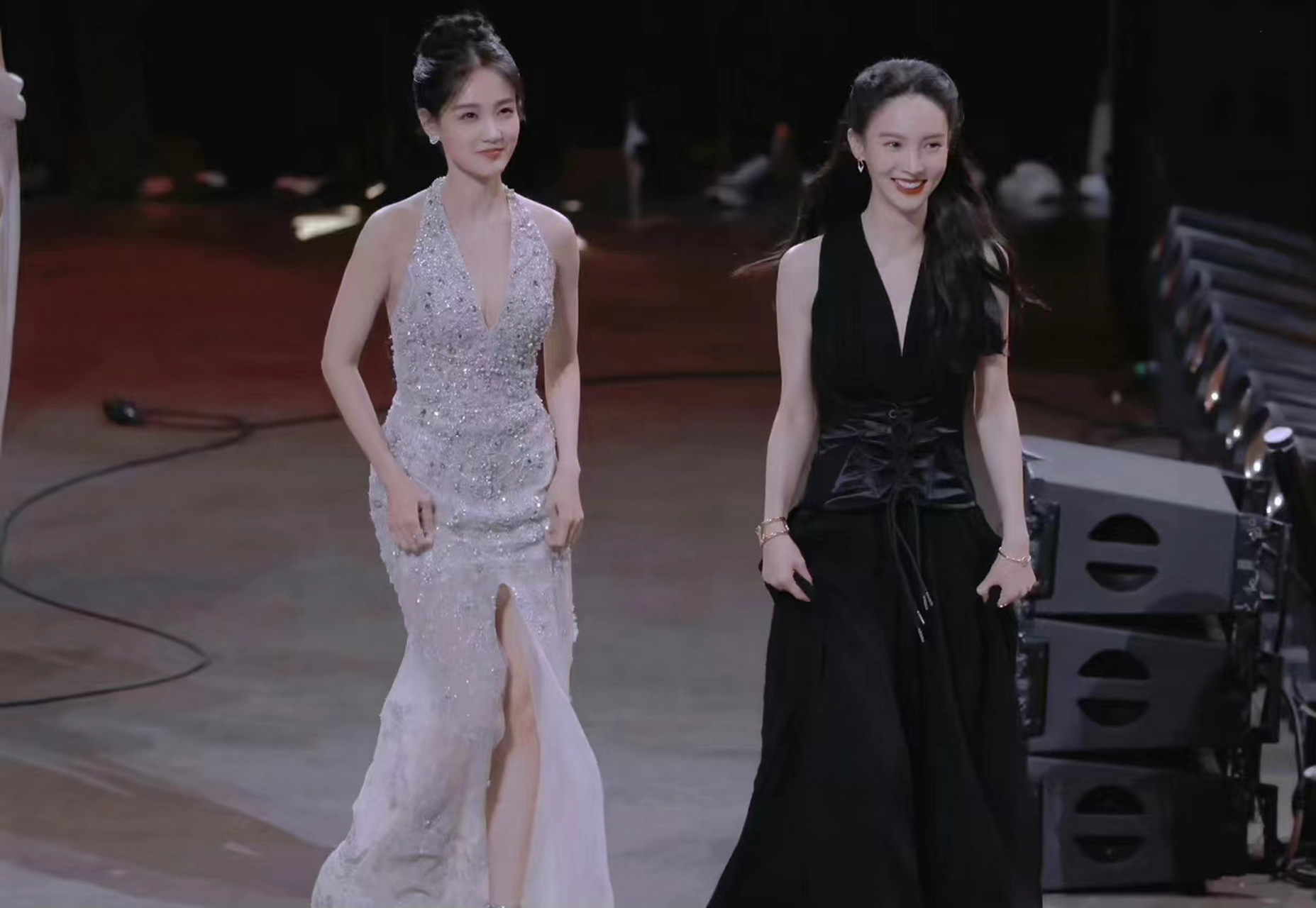 金晨和李一桐,两个人都好美,又高又瘦,你觉得谁更好看?