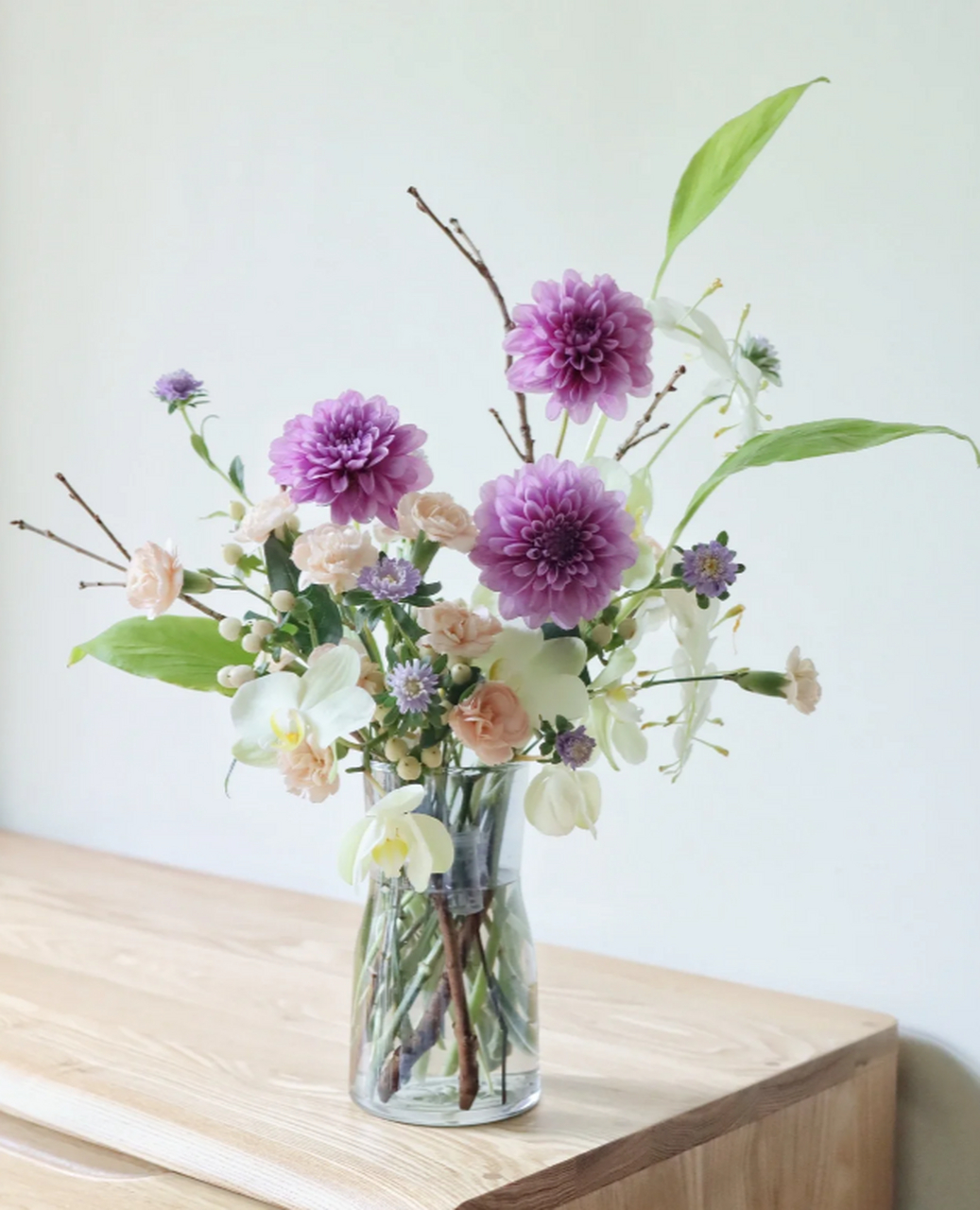 月亮石大丽花简易插花教程 想要让生活更加充满色彩和活力吗?