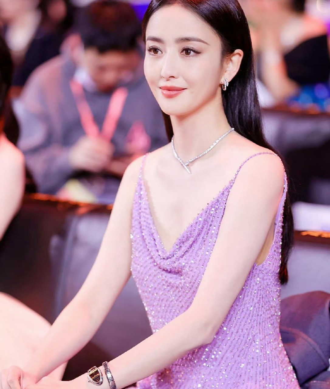 佟丽娅出席活动仪态太端庄了,坐姿优雅,笑容亲和.