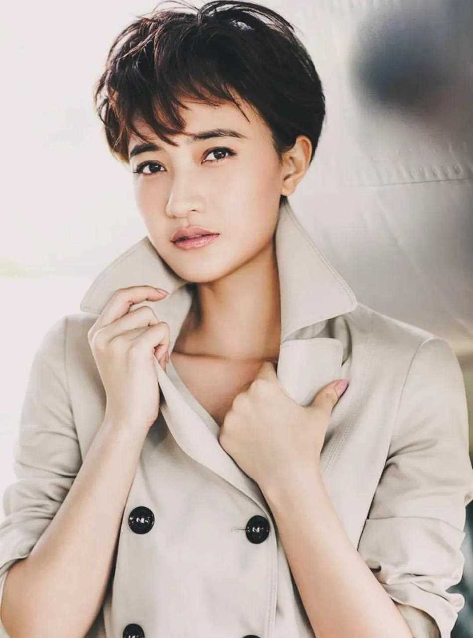 阎娜凭借《永不消逝的电波》,《民兵葛二蛋》等热播剧走红,屏幕上多以