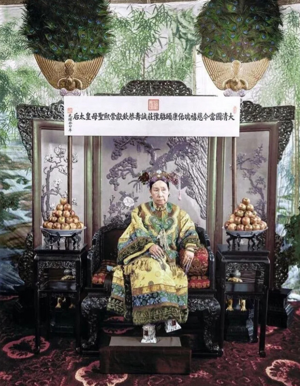 1903年,紫禁城,68岁的杏贞翘着二郎腿,睥睨远方,一看就是个厉害的主!