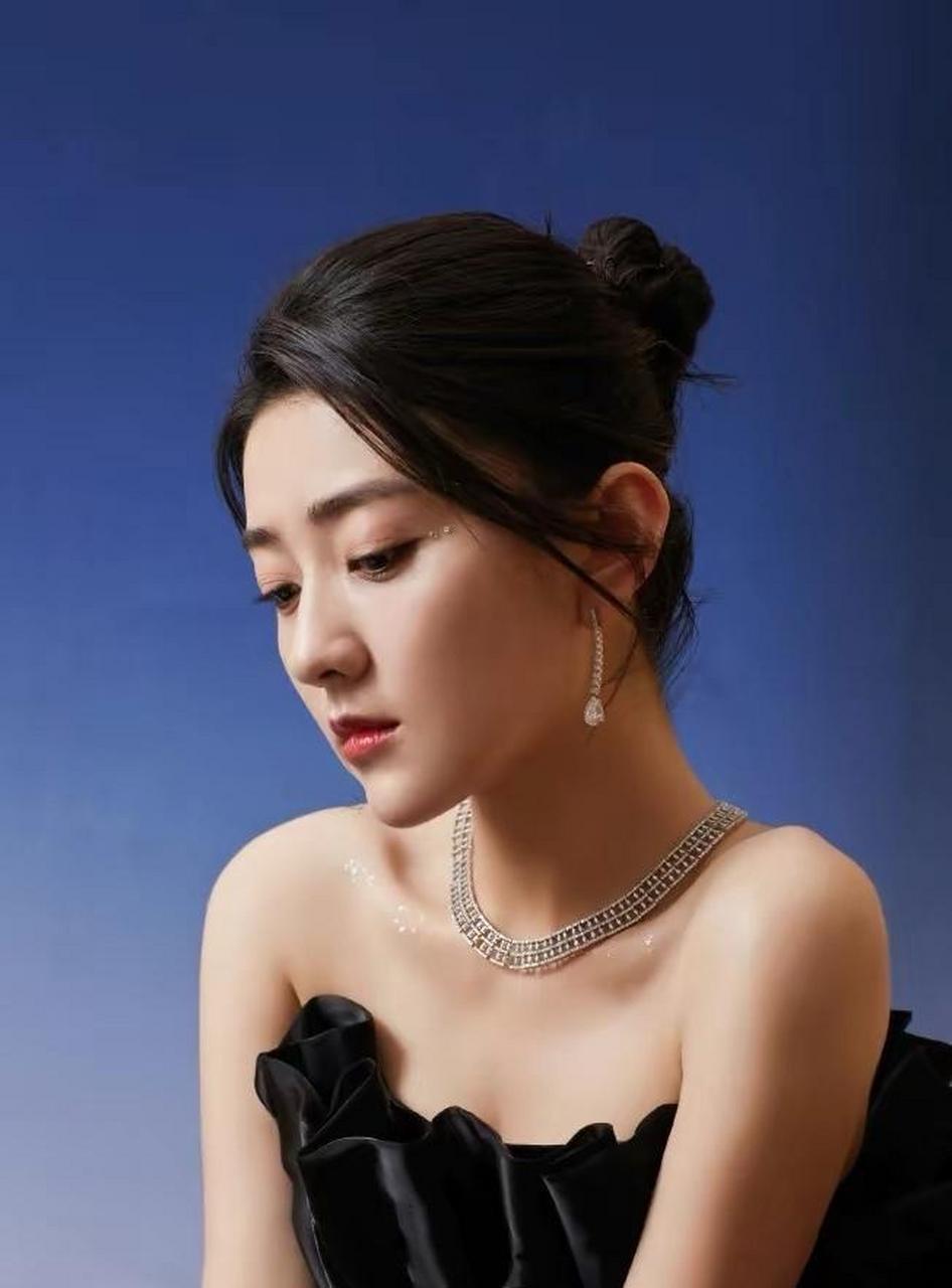 梁洁的一组活动图释出,黑色露肩长裙突显性感天鹅颈,超长拖尾裙尽显