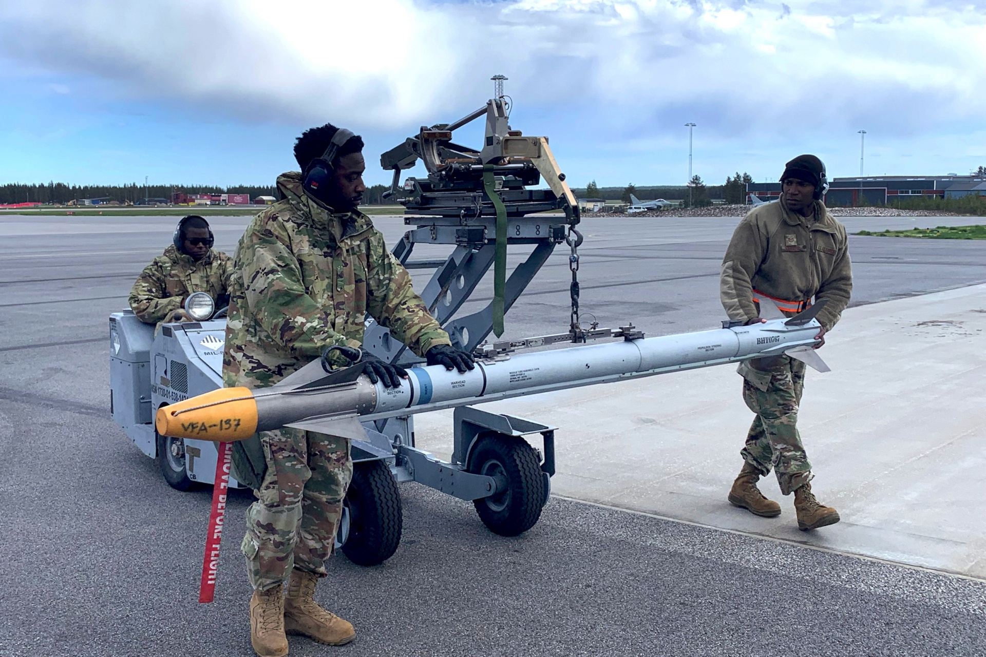 美国空军战斗机配装的aim-9x近距空空导弹,这型导弹大约85公斤,一般