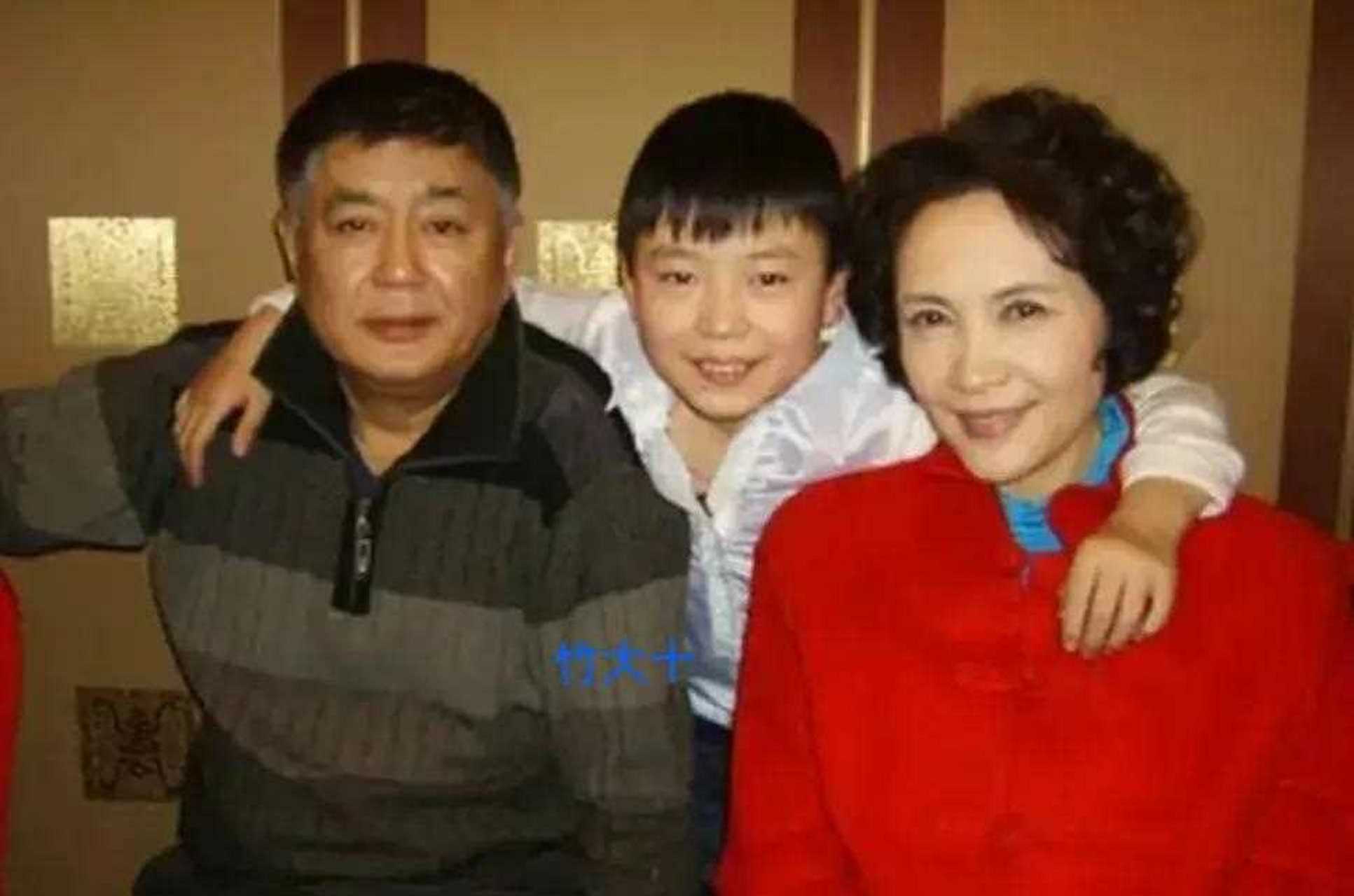 岁月不饶人呀!如今67的梁同裕转眼已是白发