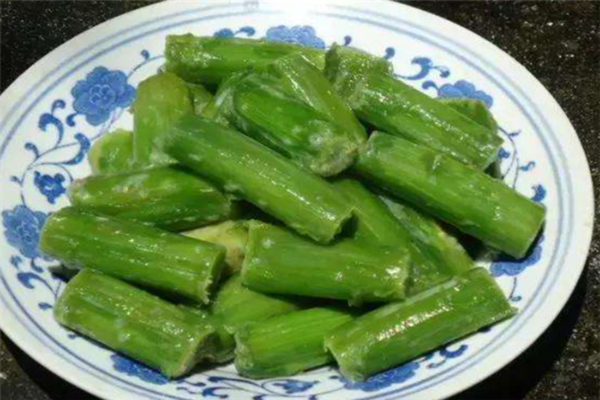 "霉苋菜梗"是浙江绍兴一带独有的特产,用新鲜的苋菜腌制发酵而成,颜色
