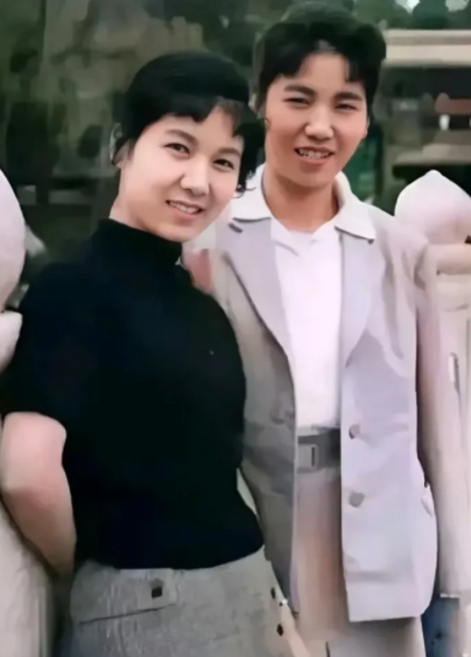 这是60年代初,赵丽蓉和新凤霞,一张罕见的留影,那时候的她们看着非常