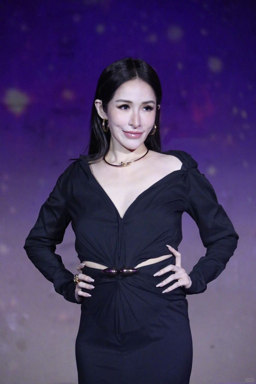 44岁的萧亚轩近期生图合集  萧亚轩加盟华纳!