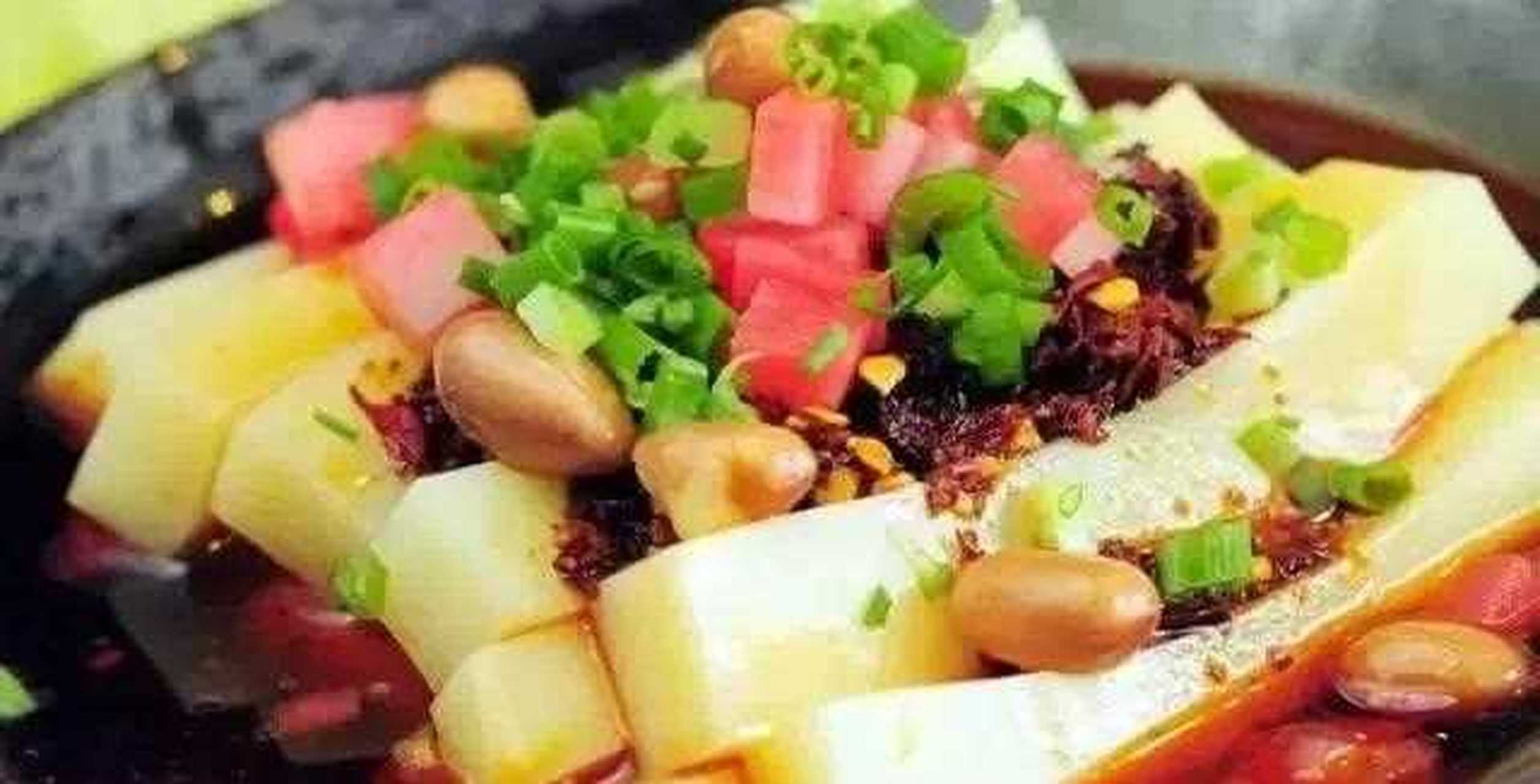 铜仁地区的米豆腐又分江口米豆腐和米豆腐,润滑鲜嫩,酸辣可口.