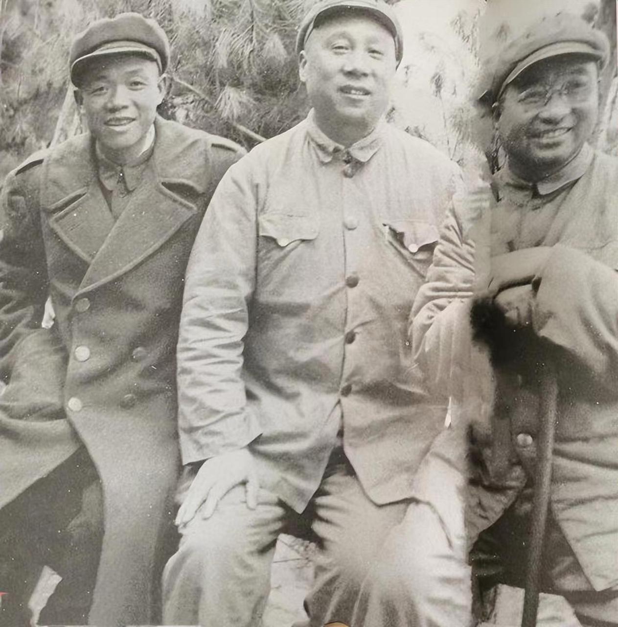 韩先楚,甘泗淇和陈赓三位将军的罕见合影,面对镜头,陈赓露出标志性的