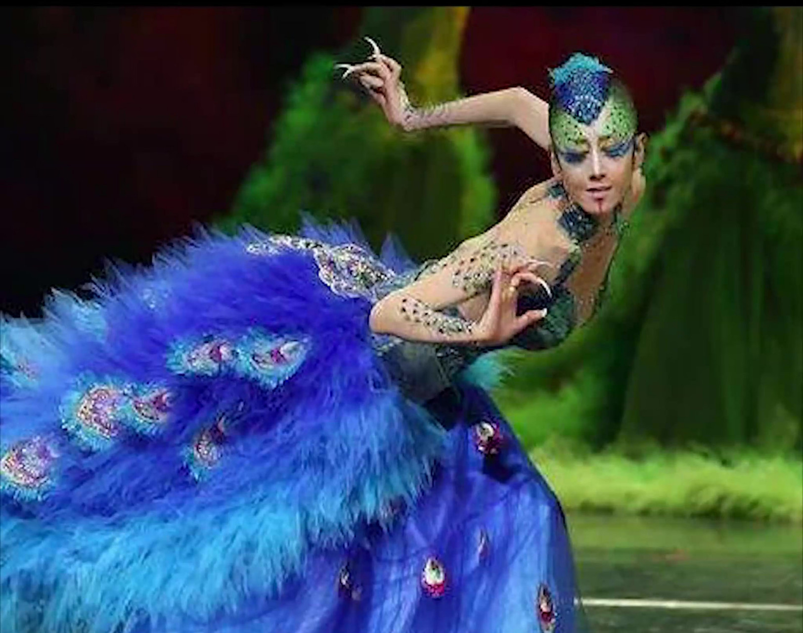 杨丽萍为舞台效果有多拼?衣服都是画上去的,近距离不敢直视