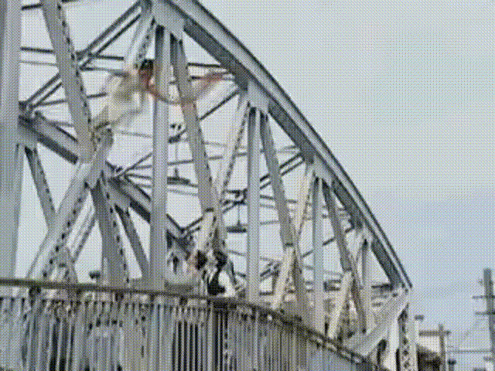 大家还记得当年看《情深深雨蒙蒙》的时候,依萍跳河的那个动作吗?