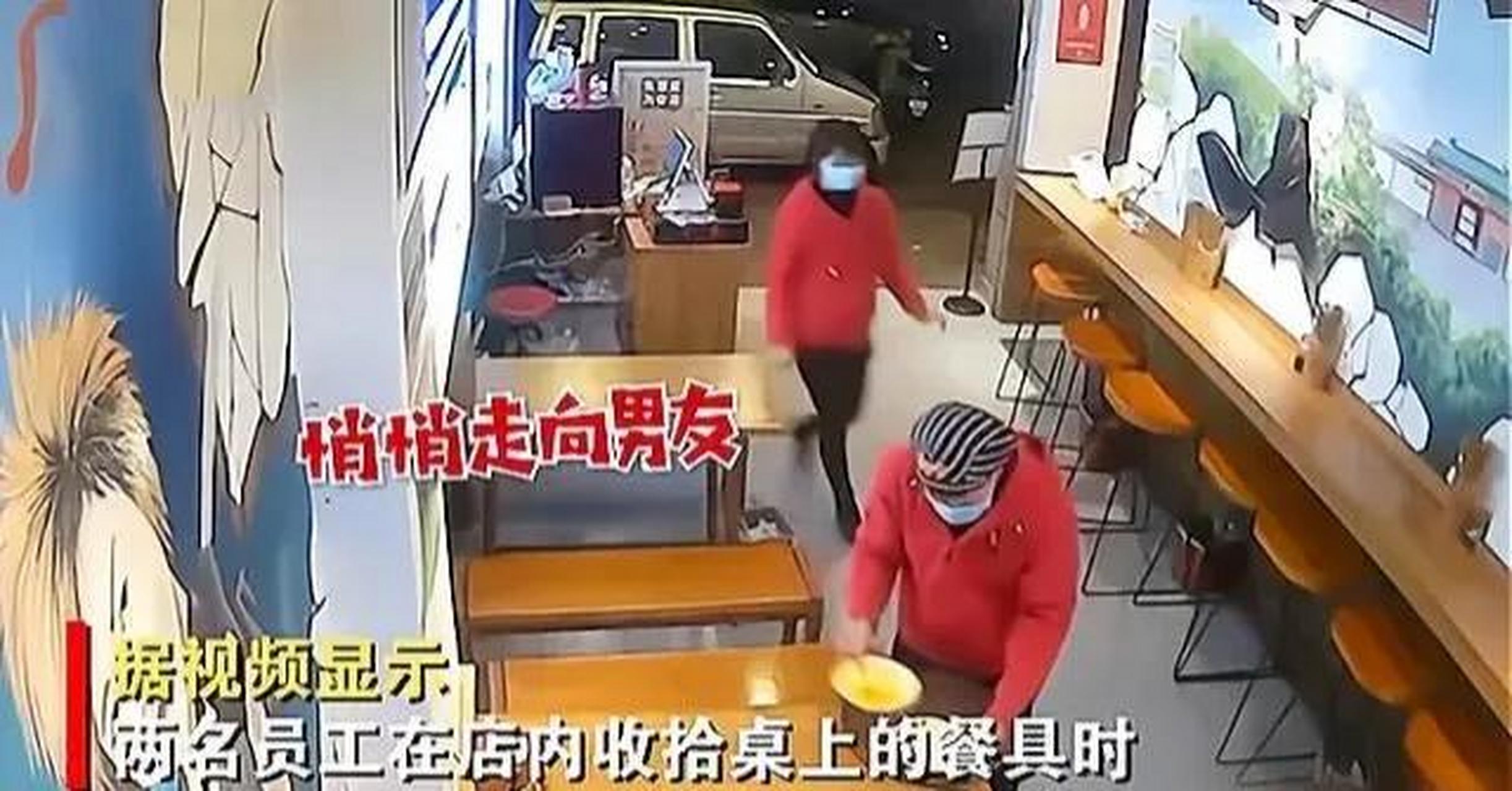 成都一餐馆,女收银员蹑手蹑脚抱住男后厨,两人互亲一口迅速分开,老板