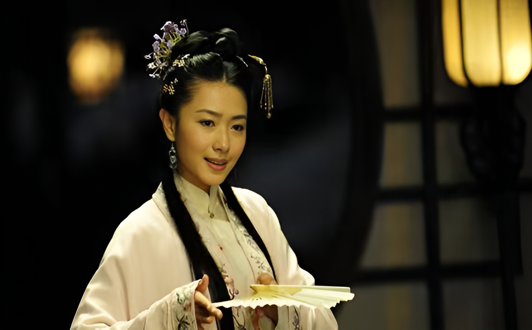 "柳如是脸上带着羞涩,摸着他的脸说:"我爱你那灰白的头发!