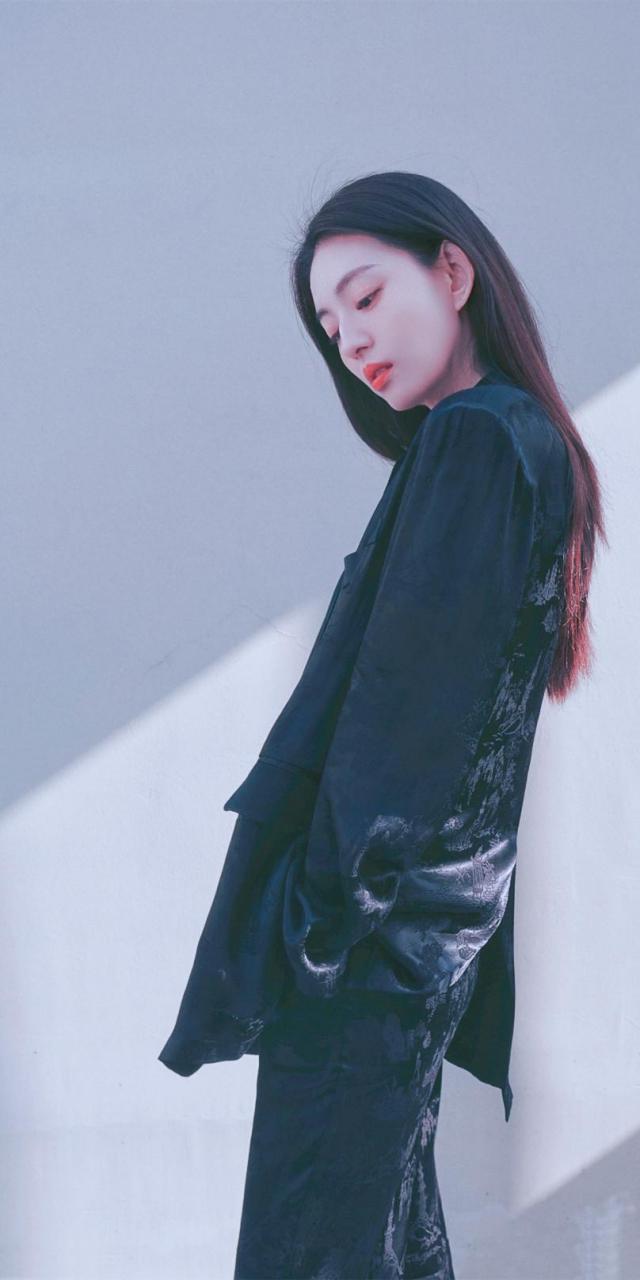 王薇,黑色穿搭酷感写真壁纸组图.