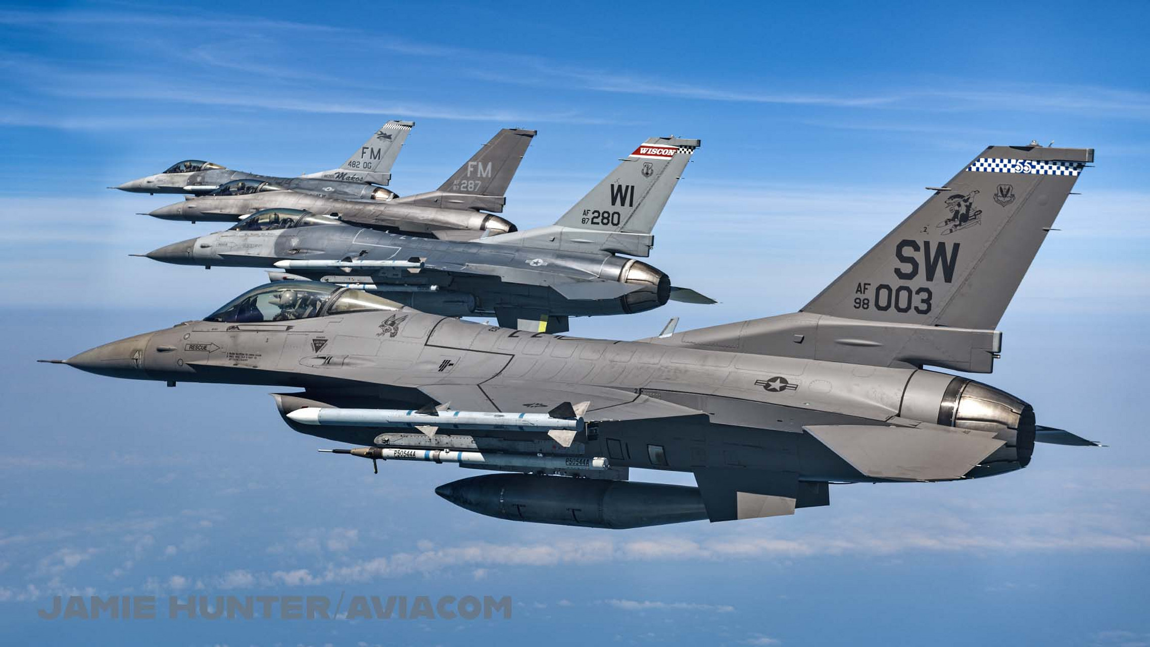 美国空军f-16战斗机的空对空摄影图片,图片中的f-16战斗机有几种涂装