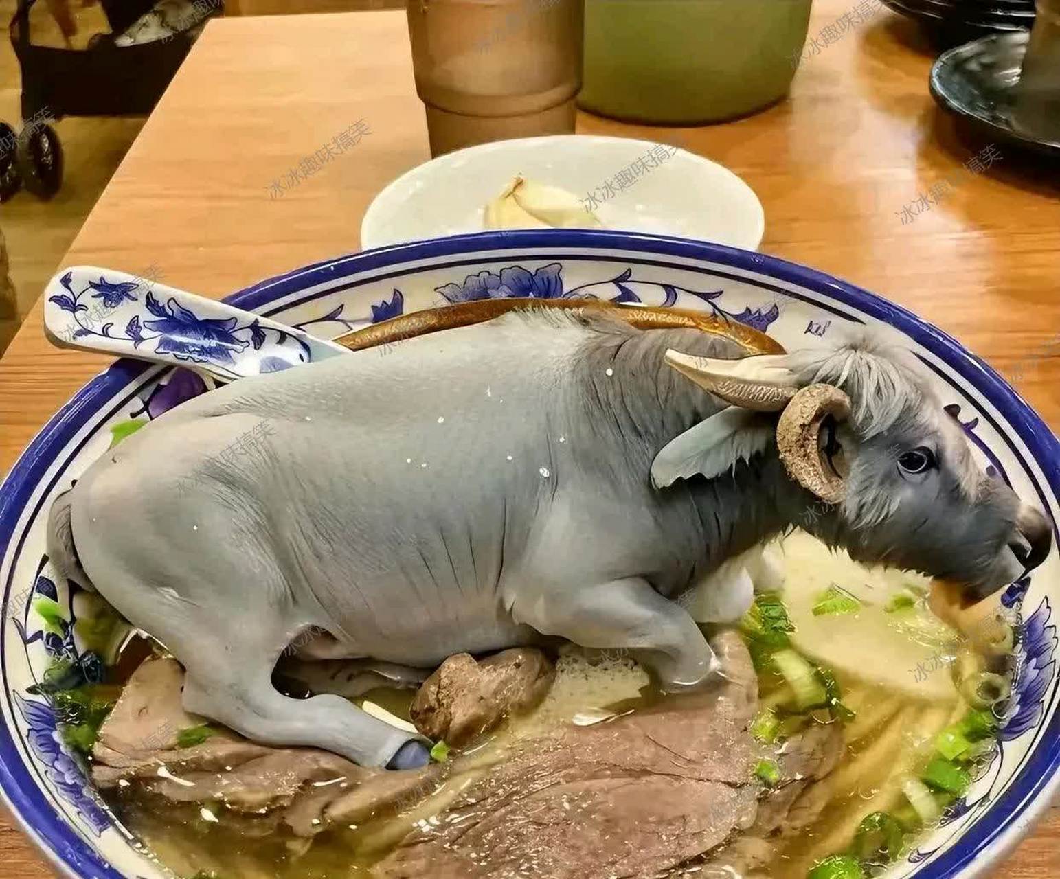 牛肉面里的牛是活的![大笑]
