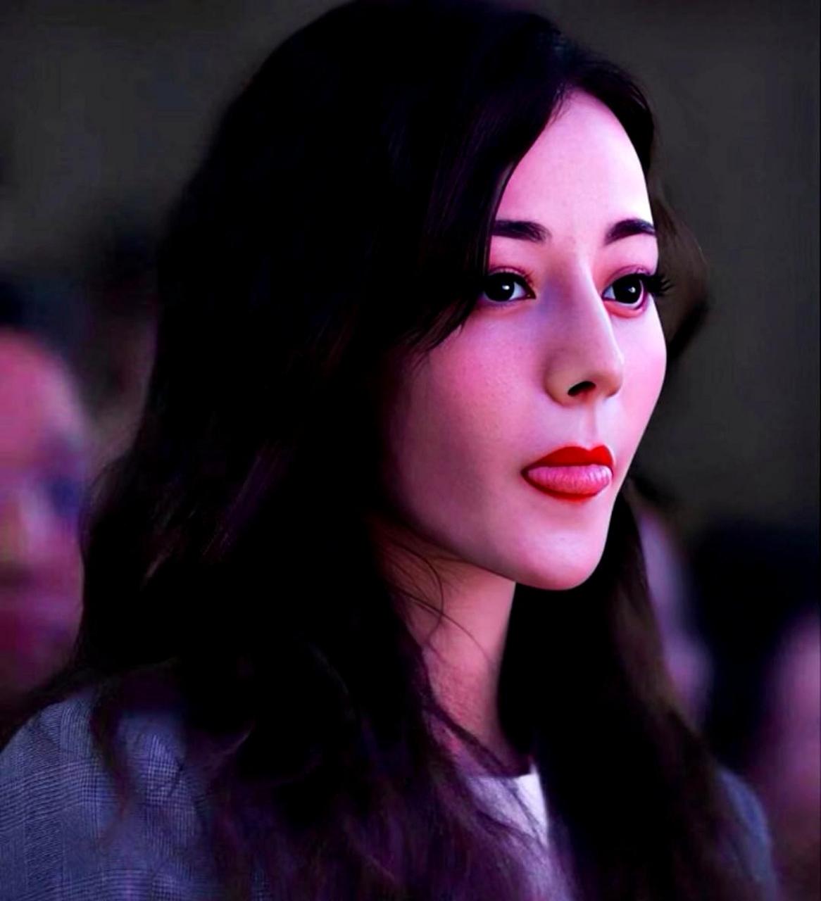 迪丽热巴俏皮可爱,经常吐舌头.