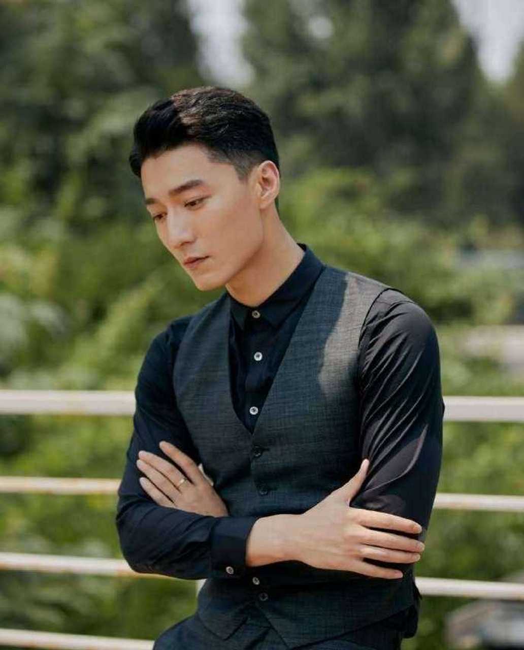 演员金泽灏发布最新写真大片,他身着黑色衬衫,搭配暗色条纹西装,一举