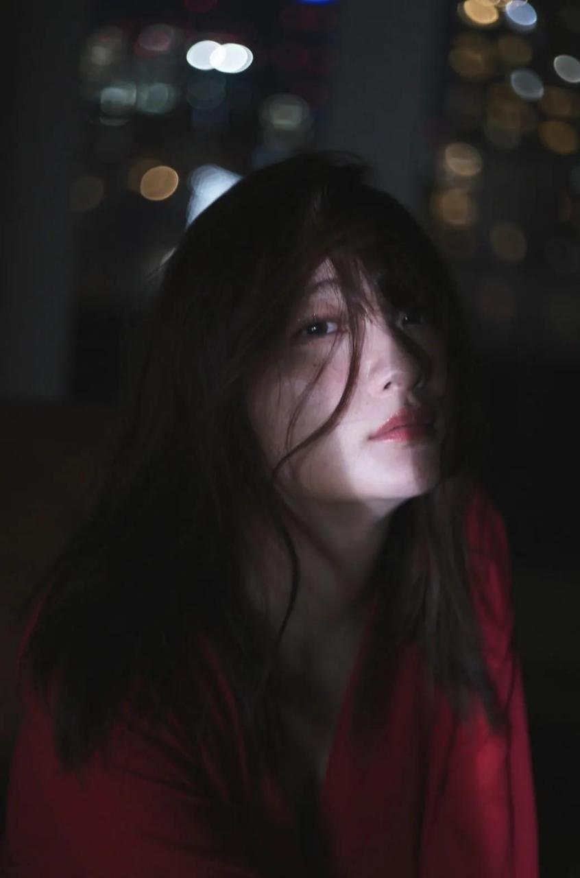 鹫尾芽衣,眼神里有娇滴滴的光.