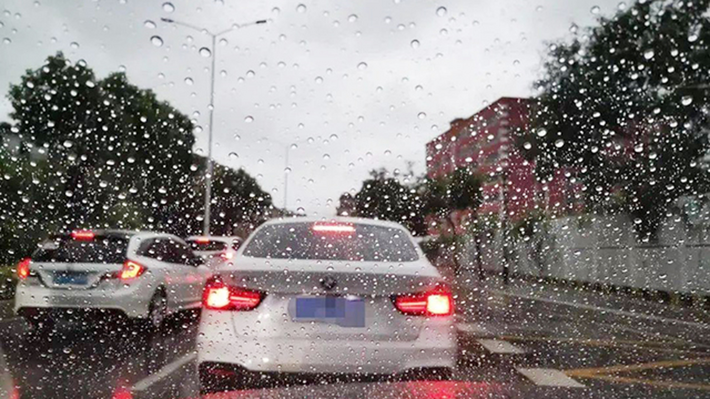 车窗下雨图片唯美图片