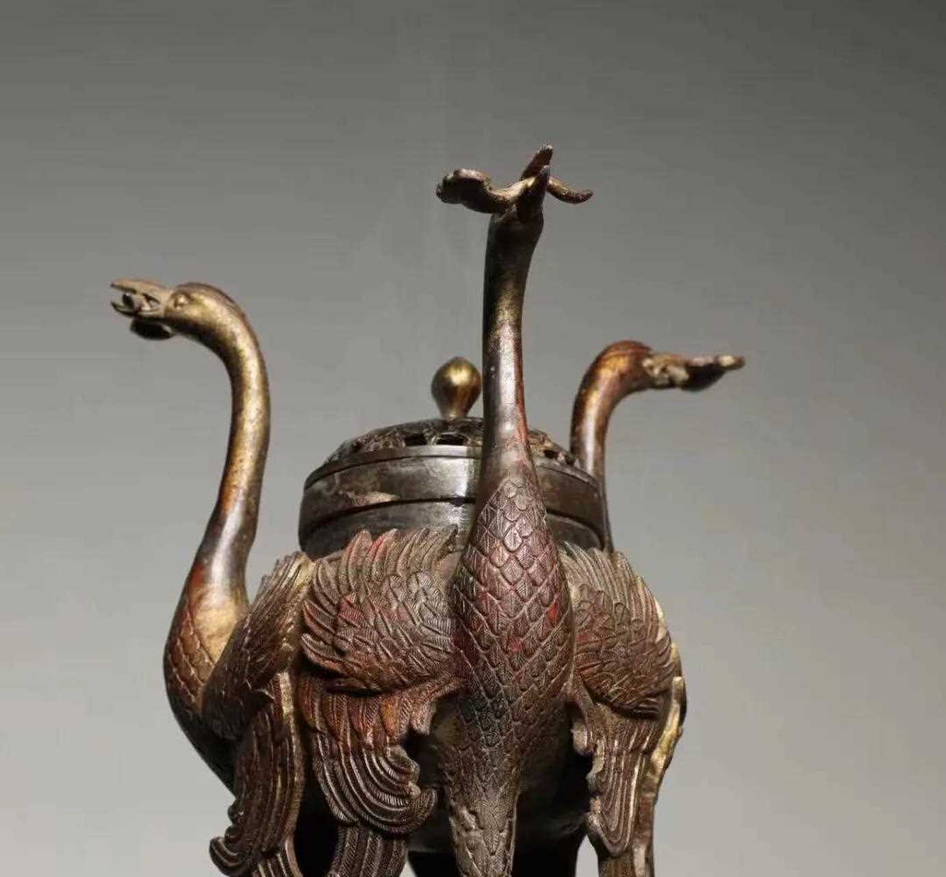 仙鹤熏香炉   尺寸  高53 直径23三鹤站立于炉座之上  羽毛紧致细密