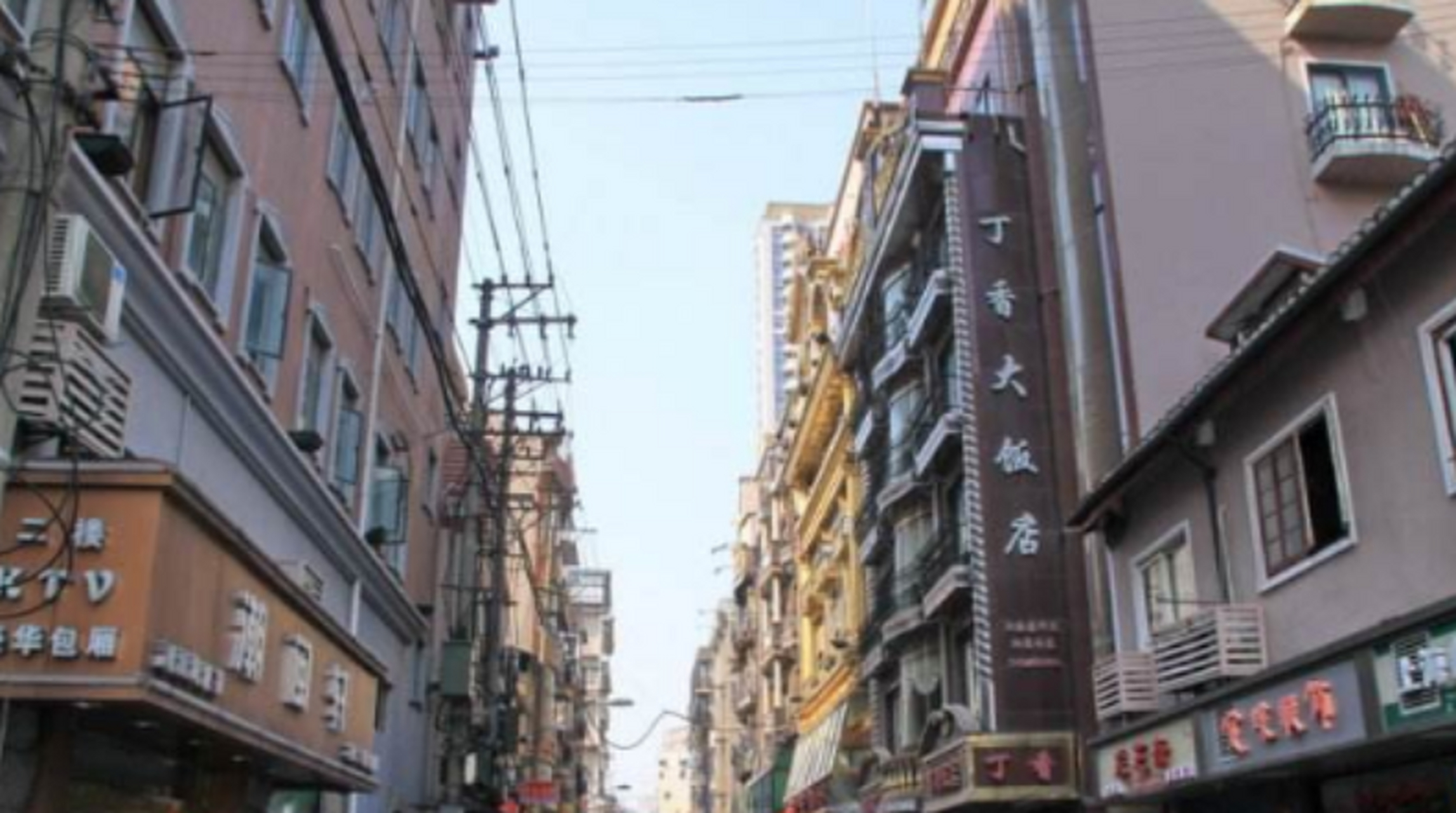 乍浦路是上海最早的美食街之一,曾经在上海的地位和新天地一样高,这里