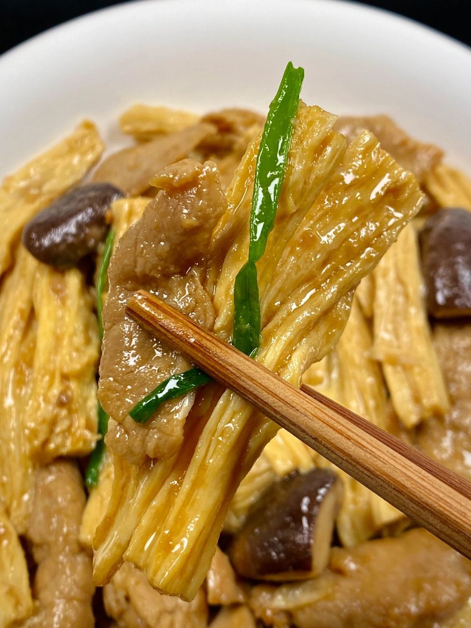 有幸在亲戚家吃过一回被惊艳到了 鲜美的腐竹炒肉一出锅就惊艳到我了