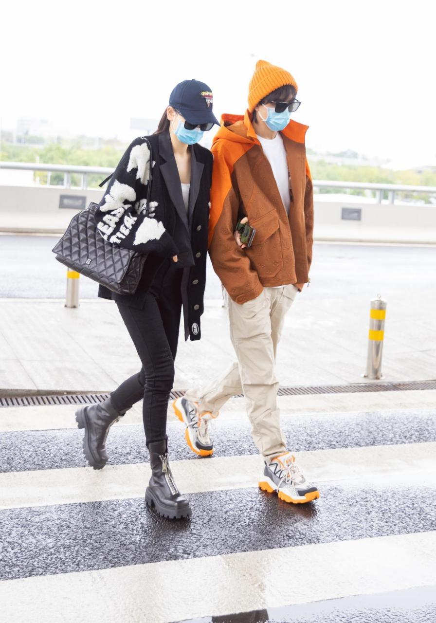 戚薇李承铉机场街拍