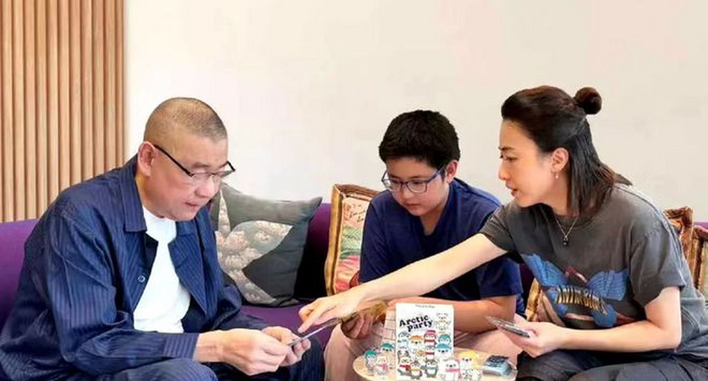 港媒晒刘銮雄甘比合照,10岁儿子首度公开正面照,长相好似大刘.