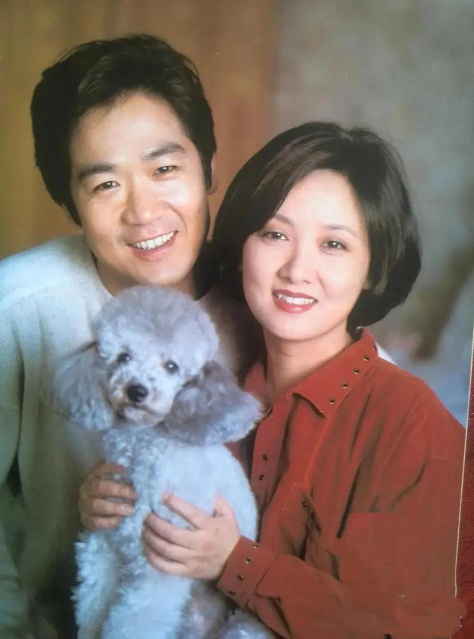1995年,张国立和邓婕的合影见证了这对娱乐圈中备受推崇的夫妻.