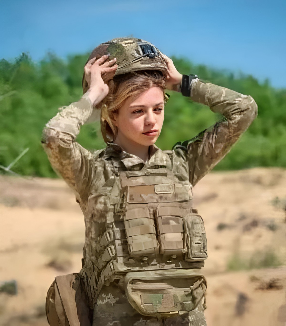 乌克兰女兵发布战前自己的军装照.她精致美丽,但被抓后,似乎变了.
