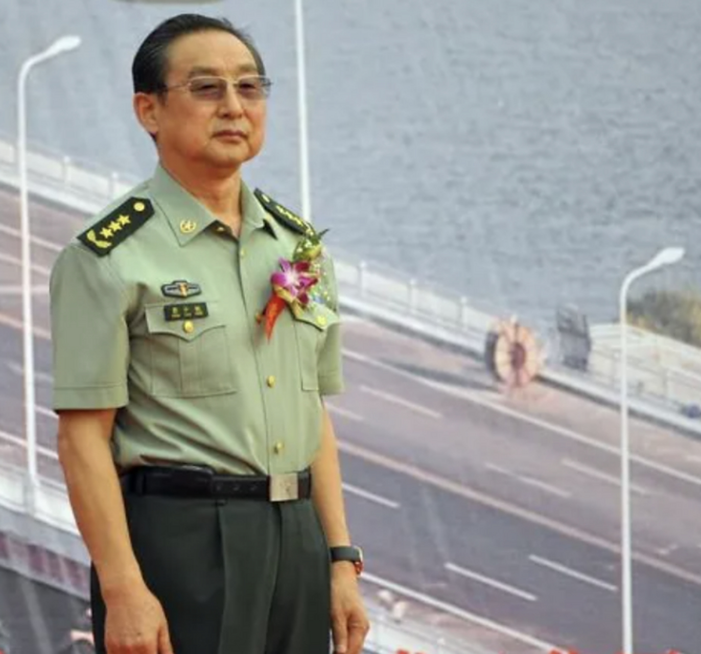 他叫彭小枫,是抗日名将彭雪枫之子,曾担任第二炮兵政委,2006年被授予