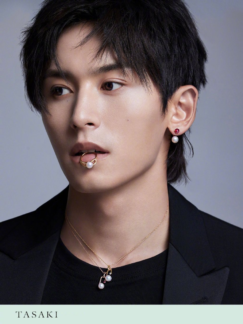 张哲瀚~新宣传片  简单黑色造型,搭配珍珠配饰,摩登优雅的浪漫气息