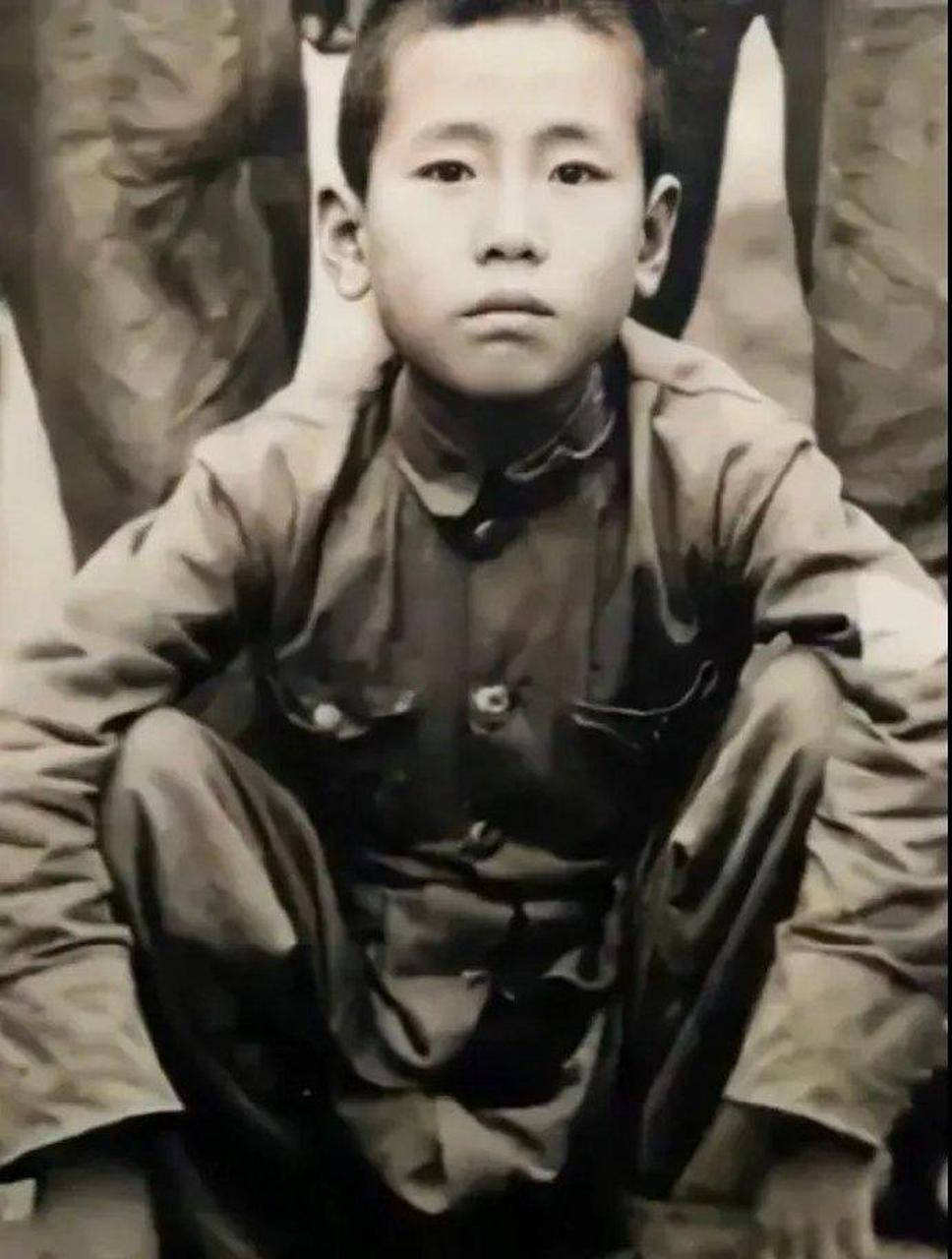 图一为儿童团长周子兴,牺牲时才14岁.