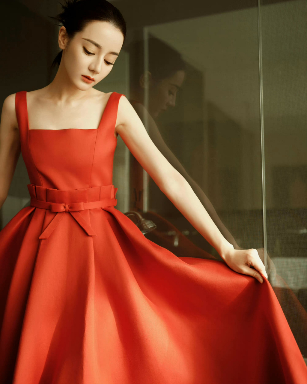 迪丽热巴红裙芭蕾鞋穿搭 迪丽热巴今日活动造型,红裙也太好看了!