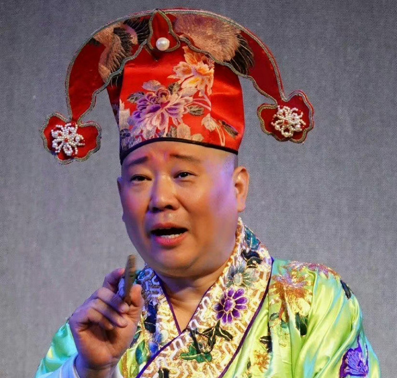 郭德纲在天津唱戏,后台接待一位小朋友送来了,一位素未谋面,刚刚离世