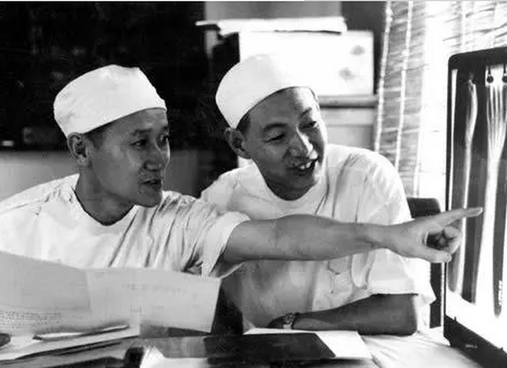 1963年,一群工人把一只断手和病人送往医院,陈中伟医生临时决定用橡皮