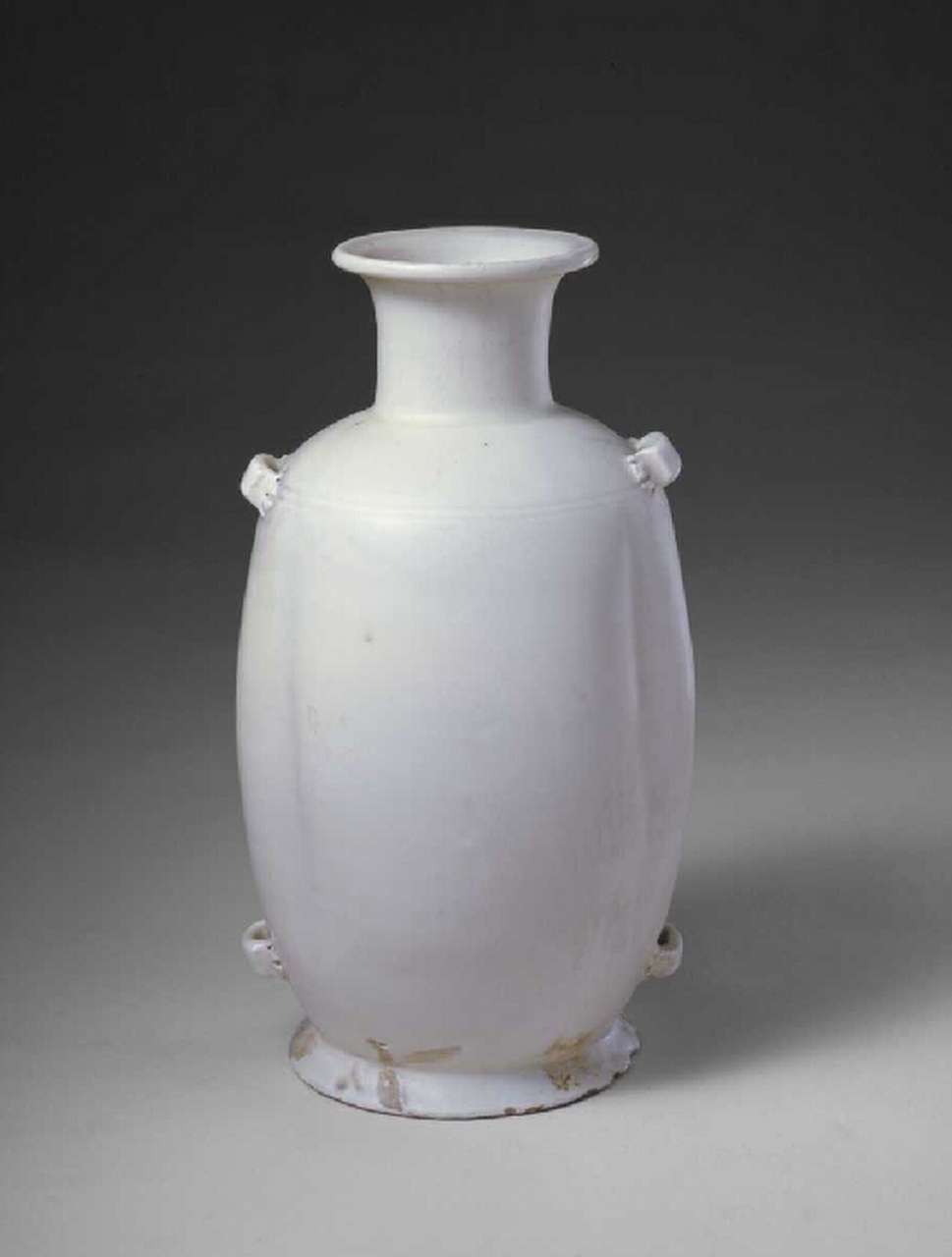 文物# 这是故宫博物院收藏的一组五代时期的定窑白瓷.