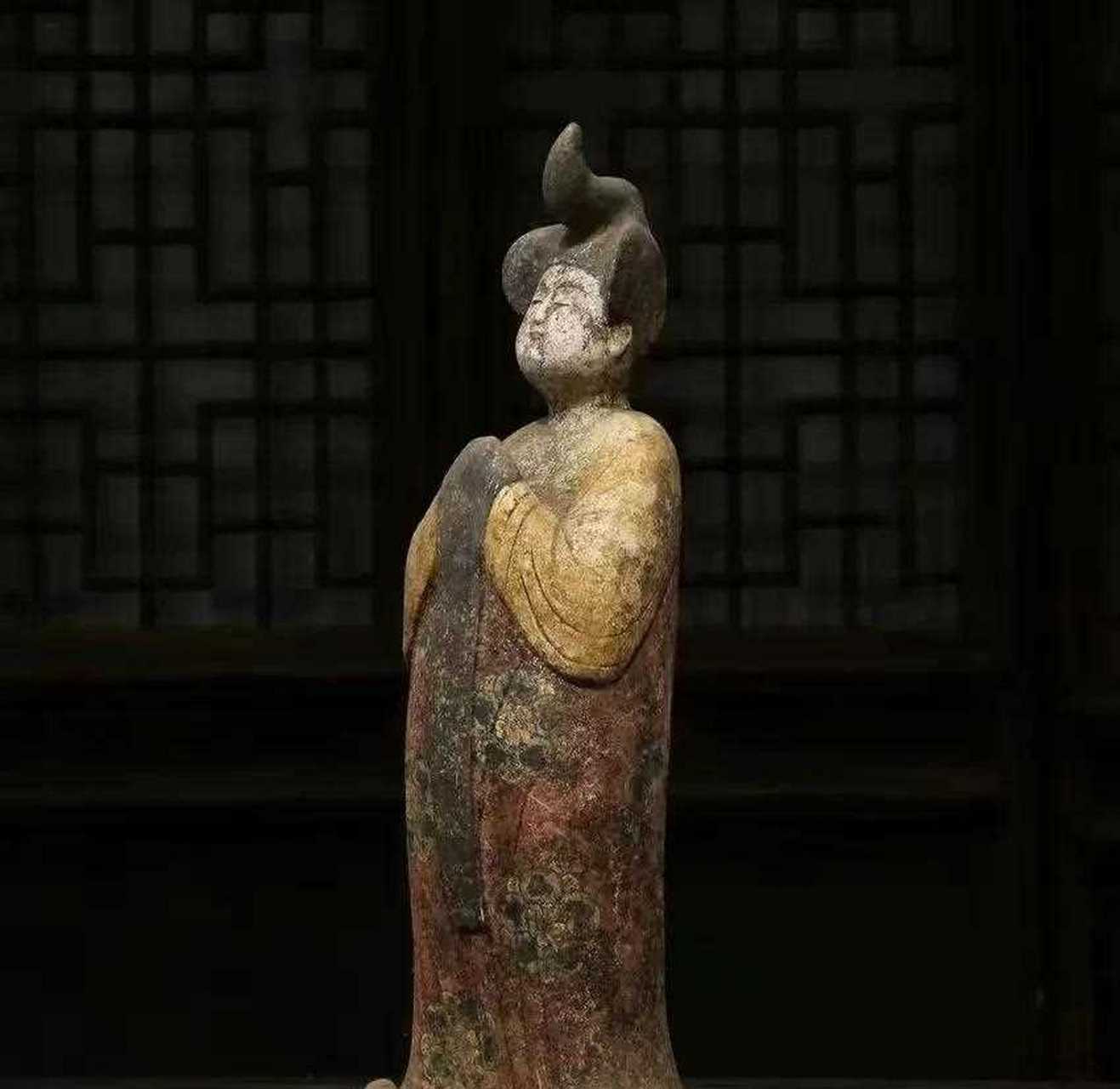 唐代出土彩绘陶佣[蜡烛]  整体造型比例合理,周身彩绘,丰胖自然,双鬓