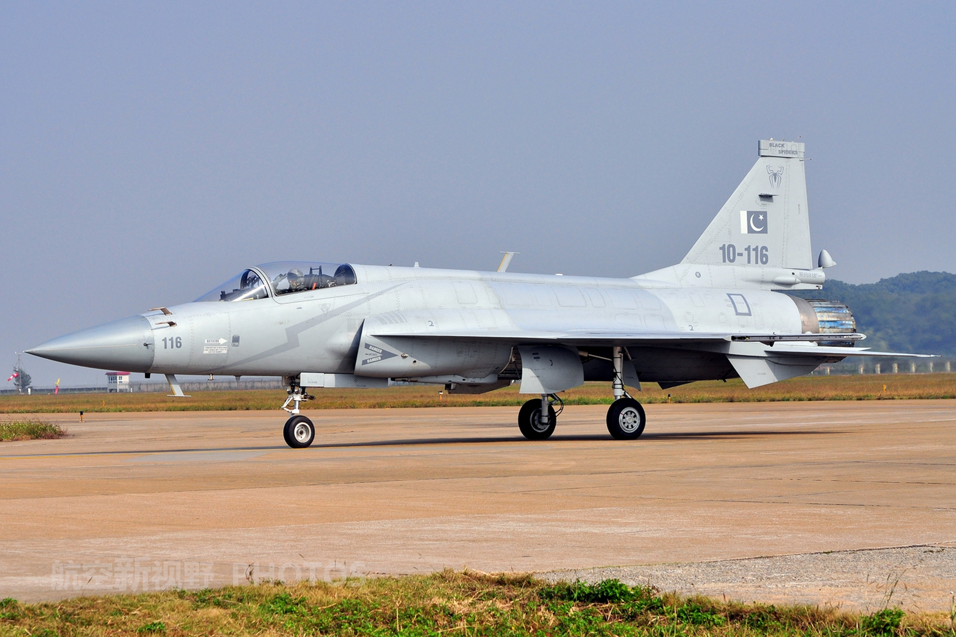 韩国军工的fa-50  vs 中巴军工的枭龙战斗机,两机是典型的单发第四代