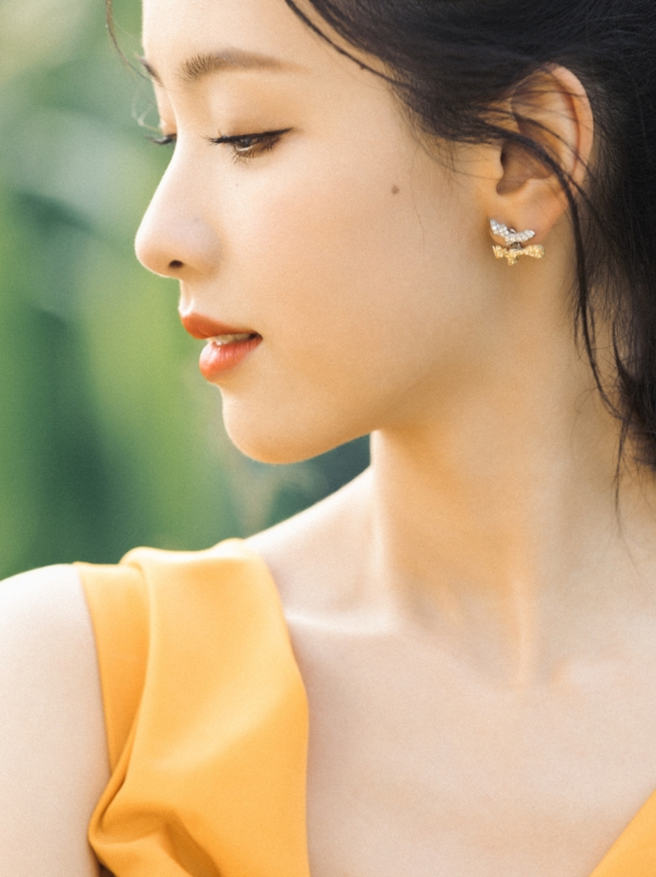 清纯甜美,可爱灵动的#陈都灵# 貌美如花的容颜,白皙水嫩的肌肤,窈窕