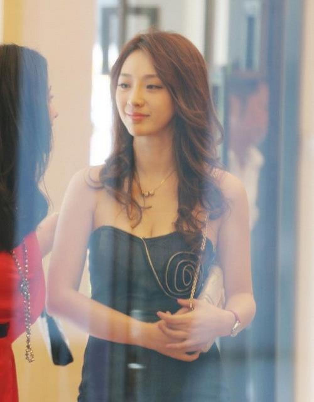 里的柳岩,好美好温婉,虽然女主是大美女高圆圆,但是柳岩美貌依旧不