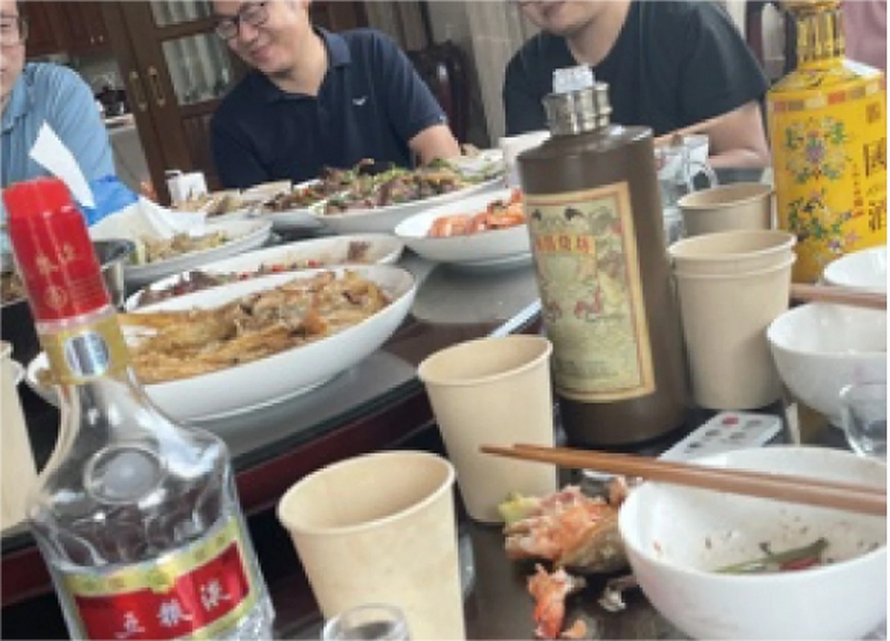 湖南浏阳,一男子即将调任升迁,请8位同事到酒店喝酒庆祝,点菜时将人均